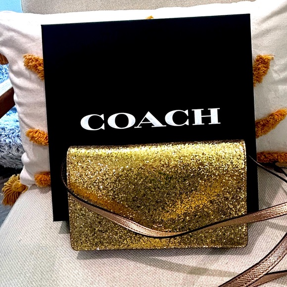 Coach Handbags - EUC Coach Clutch w/removable strap. Gold Glitter!